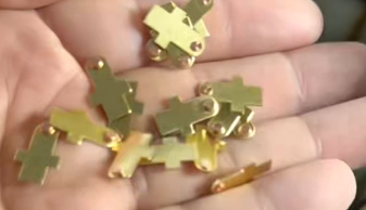 Producción en masa para estampados de contactos de plata.